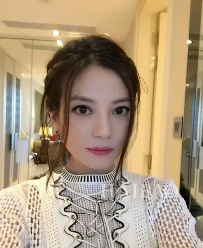 赵薇正确示范:中分并留出两撮随意的长刘海,这样偏韩式的发型看起来