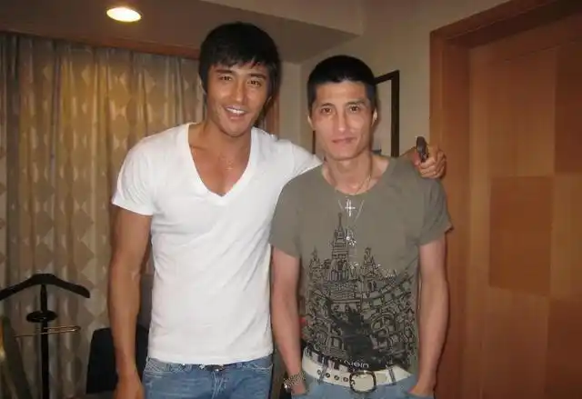 他俩命运差距巨大弟弟胡兵成模特身家上亿哥哥胡东却入狱