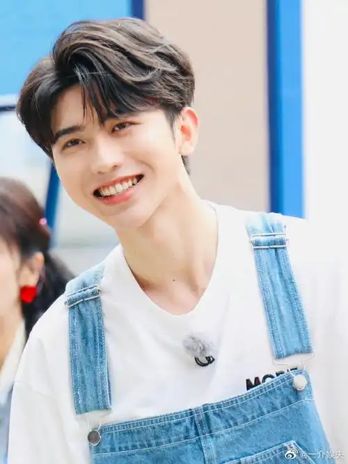 蔡徐坤穿背带裤比耶好甜