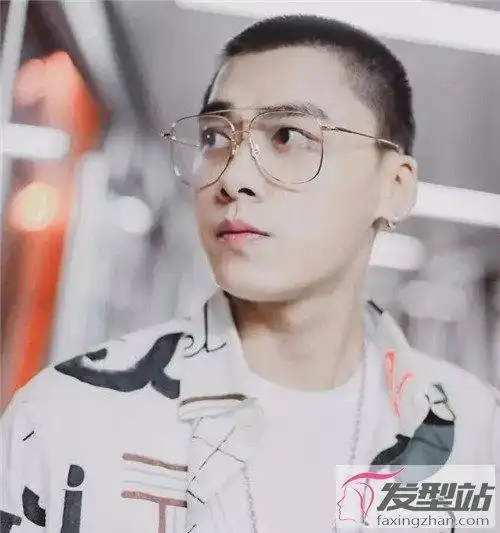 李易峰的这款寸头,是标准的寸头造型了,头发剃得非常简短,发际线处