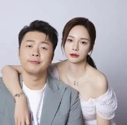 沈梦辰看老公话剧,小两口与龙丹妮合照,杜海涛双手比耶满脸幸福