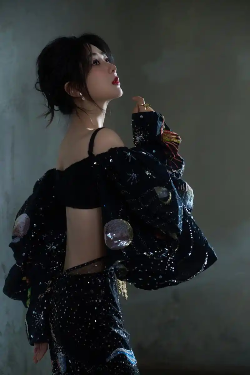 杨紫纷繁精美的珠片刺绣高定礼服,如同夜晚的星辰.