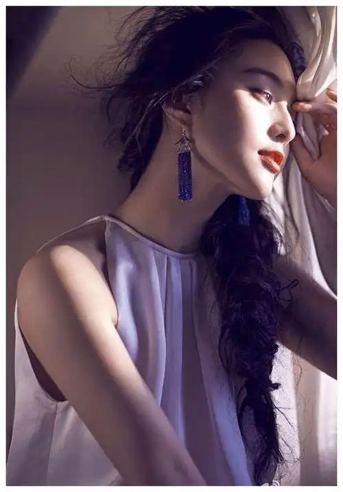 范冰冰侧颜已经够美,但最后那两个却有着迷人的后脑勺和侧脸