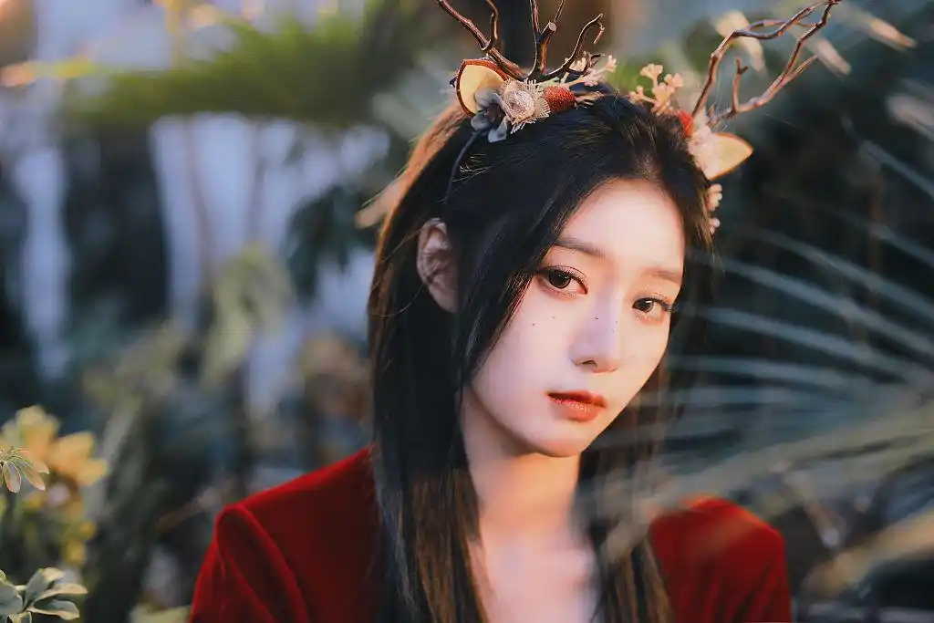 徐艺洋发布童话造型大片 着红丝绒连身裙化身森林小鹿