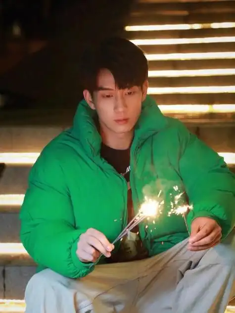 最近,演员王子奇以其在古装探案剧《御赐小仵作》和言情剧《你给我的