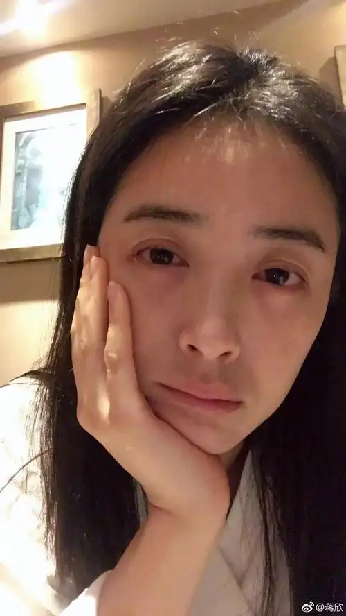 蒋欣深夜晒素颜照放飞自我,可她眼睛都哭红了,怎么回事?