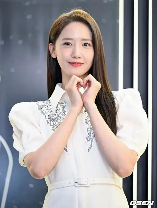 林允儿雅诗兰黛快闪活动相关一则@limyoona90