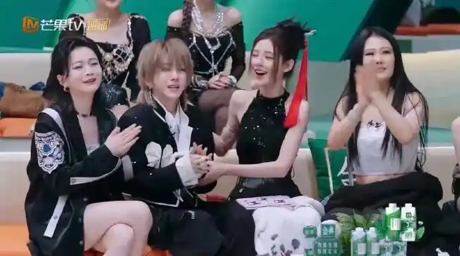 李嘉格_的《隐形纪念》哭到崩溃,让人想起2011年快女11进10比赛中