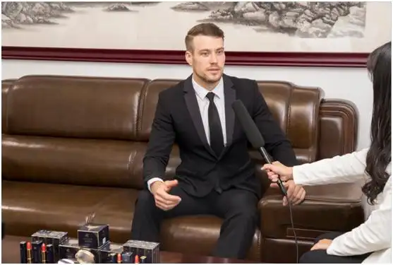 珍妮肤访问美国彩妆品牌奥曼利中国区域研究中心_珍妮肤(jenyf)官网