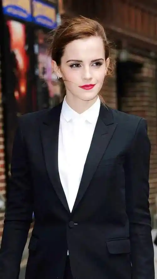 是【饰演赫敏的艾玛·沃特森】还是【艾玛·沃特森】