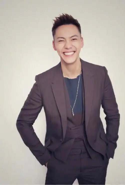 帅哥壁纸:香港男明星陈伟霆棕色西服帅气图片-小虾米