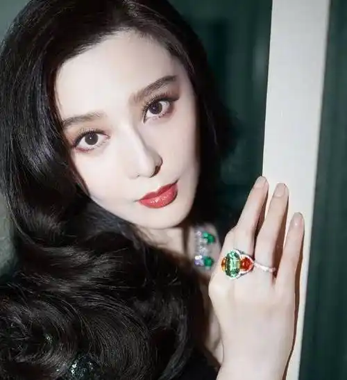 范冰冰近况大变样!宅家素颜健身尽显青春活力,大秀无名指戒指