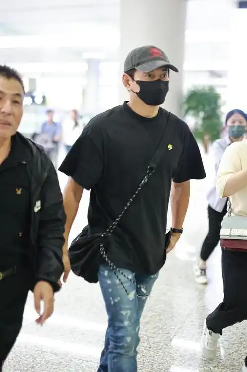 吴奇隆上身穿黑色t恤,下身搭配蓝色破洞牛仔裤|t恤|板鞋|华语音乐