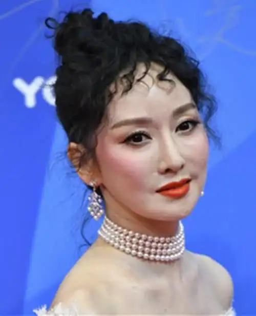 萨顶顶疑似整容 看完照片 网友惊呼:直接变身为网红脸