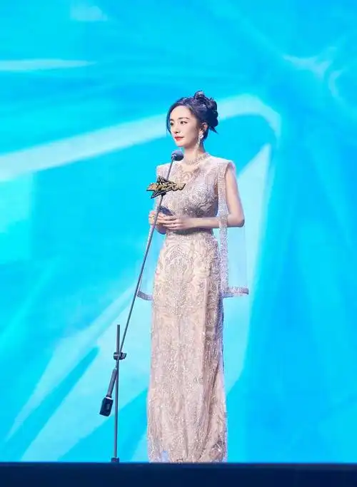 杨幂穿"碎钻裙"亮相星光大赏,看她脚上穿的啥,幸亏这次有人扶