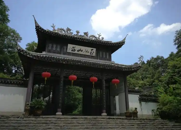 玉女潭景区即"玉女山庄",由画家尹瘦石先生题写.