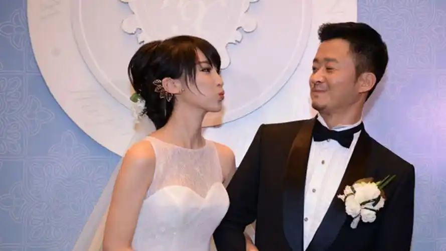 谢楠接孩子放学,忙到没空吃饭惹人心疼,当贤内助支持吴京搞事业