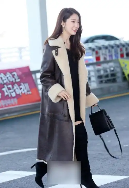 朴信惠光腿穿长靴 长款皮衣气场逼人
