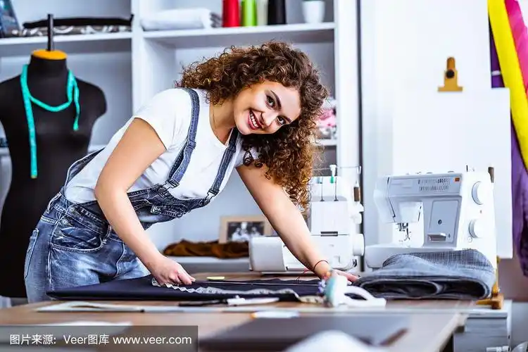 漂亮的女人在桌子上缝衣服