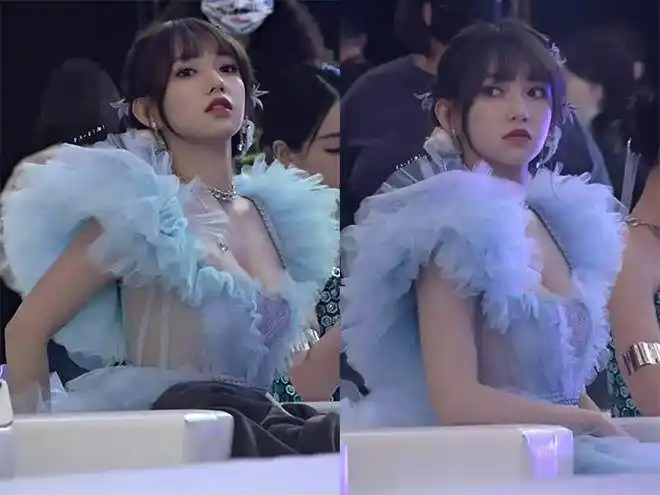 程潇穿着一件天蓝色的露肩纱裙,搭配了一双高跟鞋,嘴唇上涂了红色的