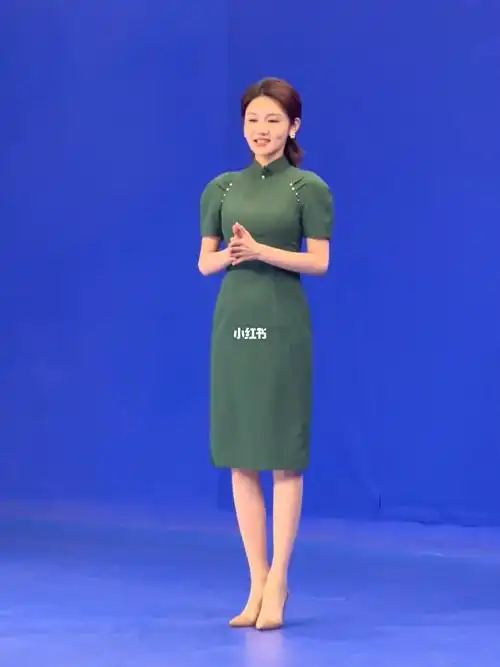 旗袍  #国风  #花絮  #主持人  #龙洋  #绿色穿搭