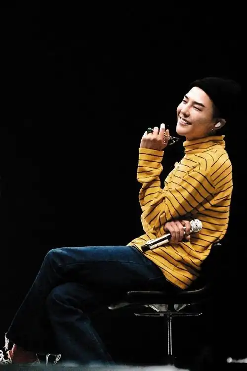 get到黑发权志龙的帅气了吗?红衣造型热情似火不愧是舞台王者