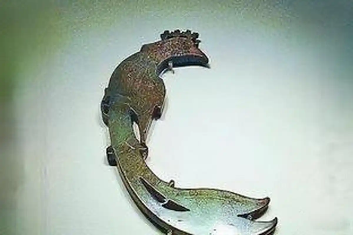 妇好墓出土的这件国宝玉凤,根本就不是商代的,而是石家河的遗存.