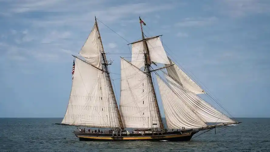 小帆船变成了大帆船,手工作坊变成了钢铁工业,大帆船变成了铁甲舰