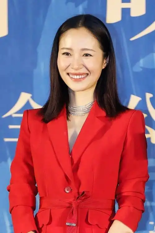 江一燕一身红衣出席《暴雪将至》北京首映,捂嘴偷笑少女感十足