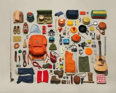 在这组作品里,他收集生活中相互联系的物品密集,有序地进行排列组合