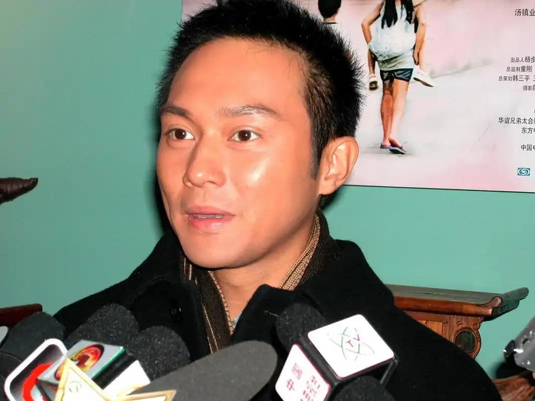 露额头的寸头张智霖,也不好看了.