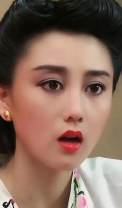 在1989年拍摄《龙在天涯》的时候,李连杰遇见了正值颜值巅峰的利智.