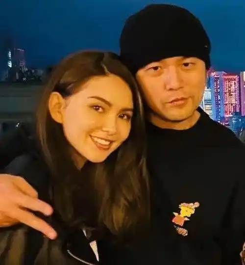 周杰伦带昆凌聚餐,替老婆挡酒一脸宠溺,婚戒不离手太甜了_朋友_丈夫