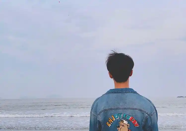 原创33岁马天宇亮相综艺,衬衫牛仔穿出20岁少年感,笑容暖化众人心