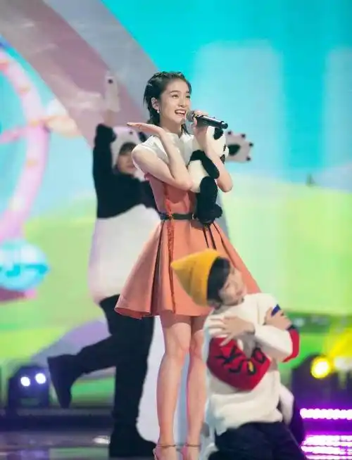 原创张雪迎跟风自爆童年照被调侃像个假小子真是女大十八变