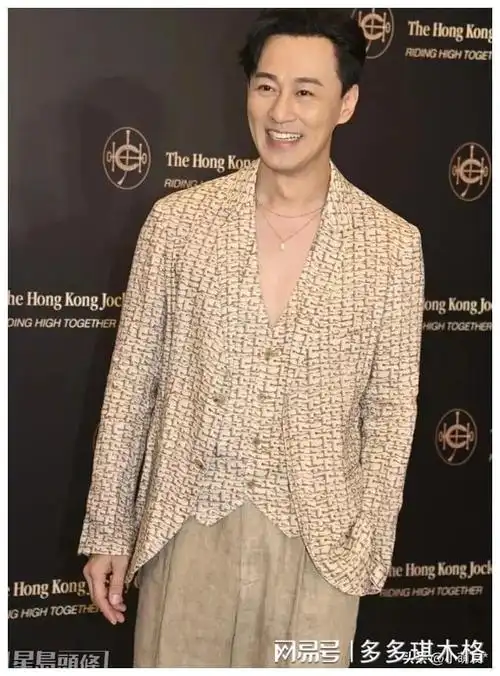 45岁林峰结婚后大变样,穿西装配珍珠项链,时尚的一言难尽!