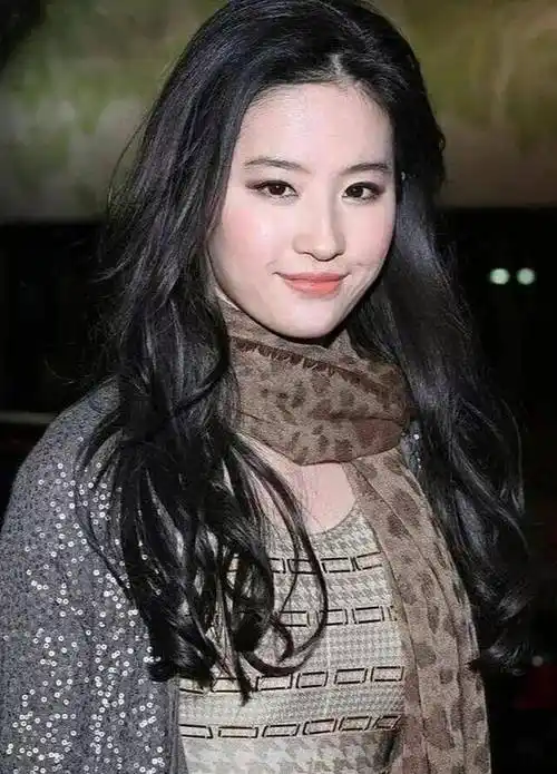 刘亦菲"土"过,但从没"丑"过,穿衣全靠脸!_造型_颜色_显得