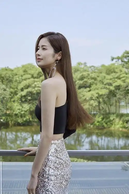 颖儿才是美人鱼身材穿斜肩上衣配鱼尾半身裙曲线美太真实