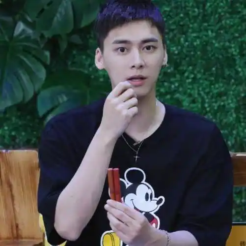 李易峰去理发没化妆,原相机镜头下,33岁纯素颜状态过于真实_男艺人