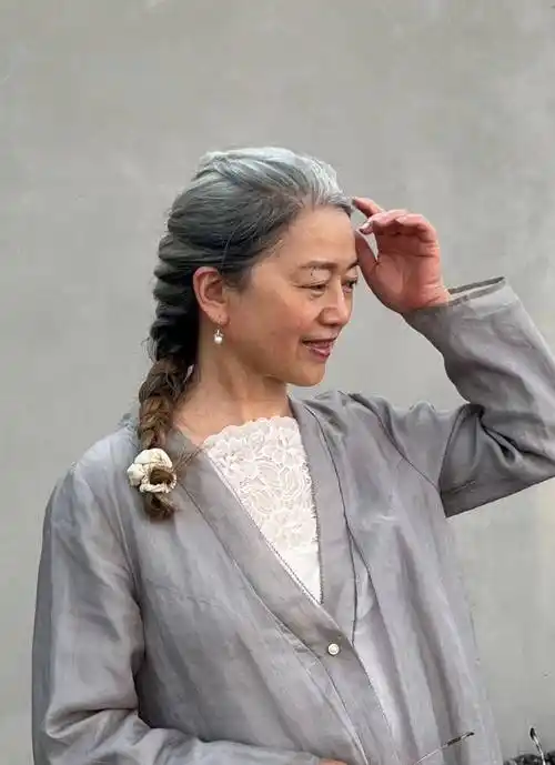 70岁老太太:劝你别再把头发染黑了!