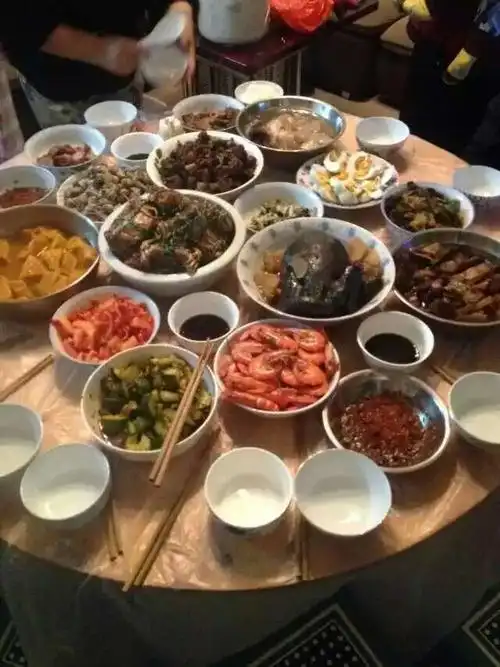 我发朋友圈说: 朋友好久不见了,突然请我吃大餐,觉得心里上有点过意不