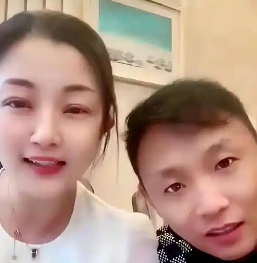 其实早在第一张专辑发行的时候祁隆就跟自己的女友乐凡低调完婚了.
