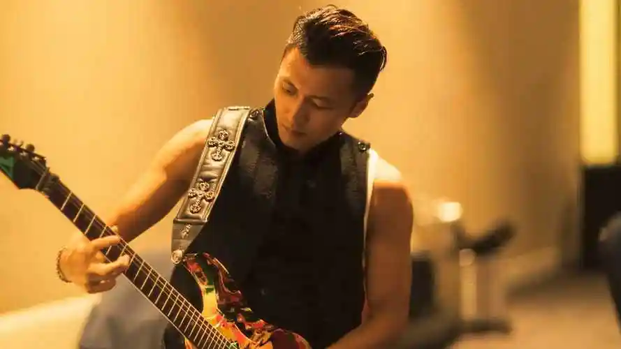 谢霆锋晒弹吉他演出照 肱二头肌明显,男人味十足_高清1080p在线观看