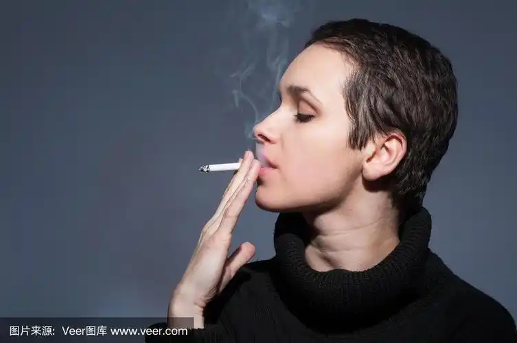 年轻女性吸烟的侧面