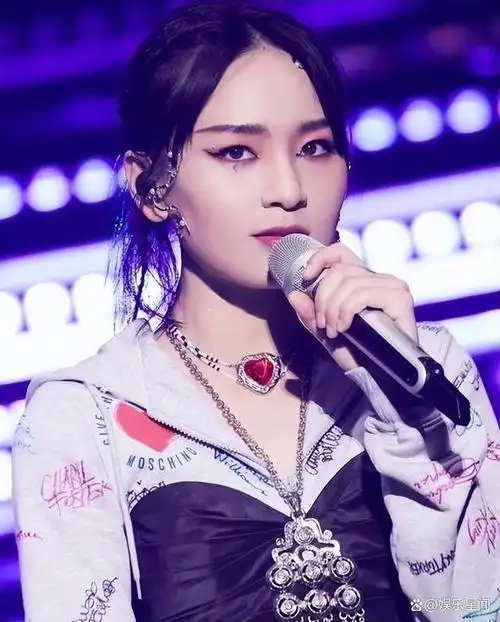 37岁的周笔畅,不谈恋爱不结婚,一把菜刀60万,她到底在想什么?