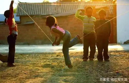 小时候夏天跳皮筋,冬天踢毽子,纯天然无污染的运动.