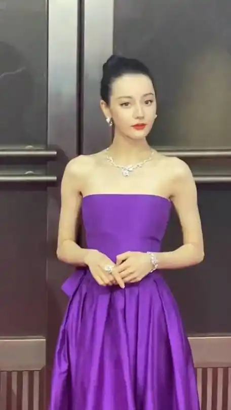 迪丽热巴 紫色长裙造型亮相