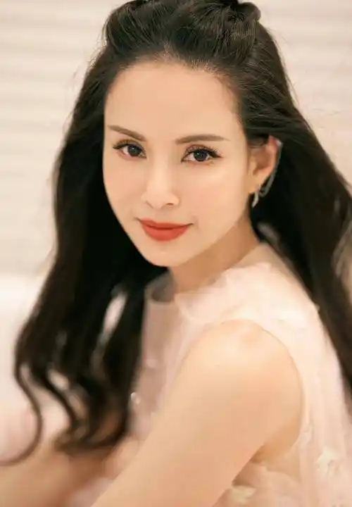 李若彤尝试了新发型,戴上刘海片的假发,清新甜美减龄_气质_ngg_造型