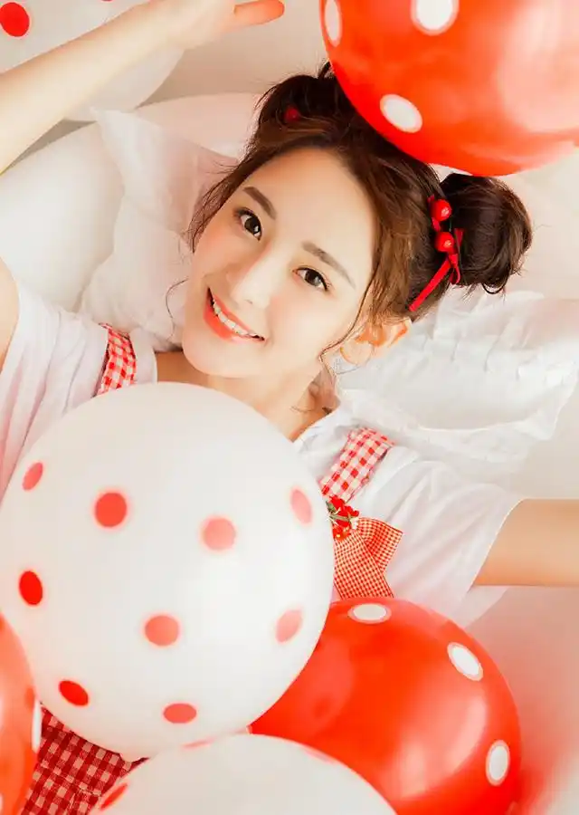 双丸子头的清纯可爱美女写真图片