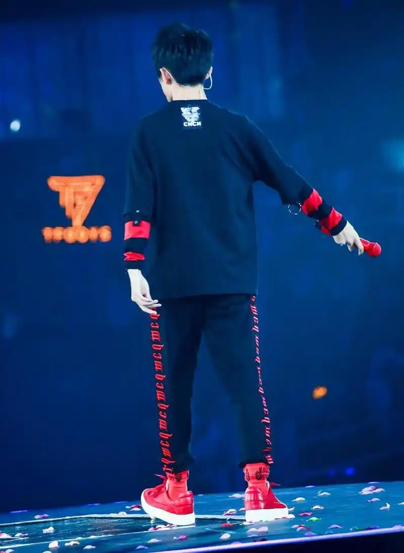 tfboys三小只的背影杀,听说真爱粉一眼就能认出哦